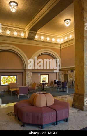 Vista verticale dell'Auditorium Building Hall con i suoi arredi retrò e le decorazioni in vetro colorato, Chicago, Illinois, USA Foto Stock