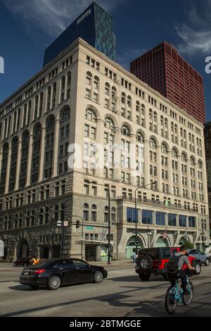 Vista verticale dell'Auditorium Building façade al 430 S. Michigan Ave in una bella giornata di sole, Chicago, Illinois, USA Foto Stock