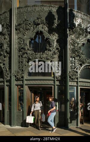 L'entrata nord-ovest del Sullivan Center con i suoi lavori ornamentali in ghisa e alcune ragazze che escono dal negozio dopo lo shopping, Chicago, Illinois Foto Stock