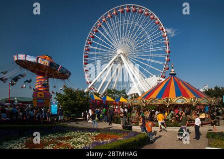 Il colorato parco divertimenti Navy Pier, con la ruota panoramica e la giostra retrò, in una bella giornata estiva, prima dell'ultimo rimodellamento, Chicago Foto Stock