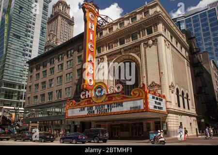 Scatto colorato orizzontale del Chicago Theatre façade e del suo segno retrò illuminato in una giornata di sole, Chicago, Illinois, USA Foto Stock