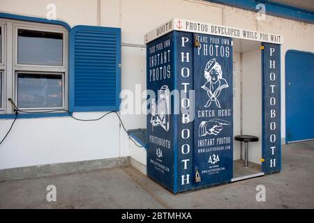 Immagine orizzontale di una cabina fotografica blu retrò vicino a una finestra con persiane blu a North Avenue Boat House, North Ave Beach, Chicago, Illinois, USA Foto Stock