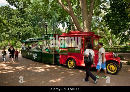 Vista orizzontale di colorati pannocchie, caramelle, pretzel e bancarelle di gelati, una delle quali a forma di camion, presso lo zoo di Lincoln Park, Chicago, Illinois, USA Foto Stock