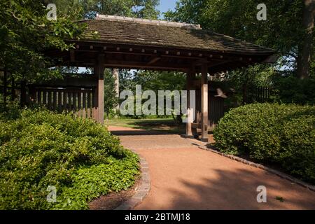 Vista orizzontale del cancello d'ingresso al Giardino Giapponese di Osaka (ora Giardino della Fenice), Jackson Park, Hyde Park, Chicago, Illinois, USA Foto Stock