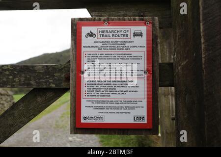 Little Langdale nel lago Distrist, Regno Unito. I rsidenti locali hanno istituito un gruppo di azione per limitare il numero di veicoli 4x4 e fuoristrada che utilizzano le corsie verdi nell'area. Dicono che hanno causato danni alla corsia, danni ambientali alla zona e hanno un impatto negativo sulla vita rurale. Foto Stock