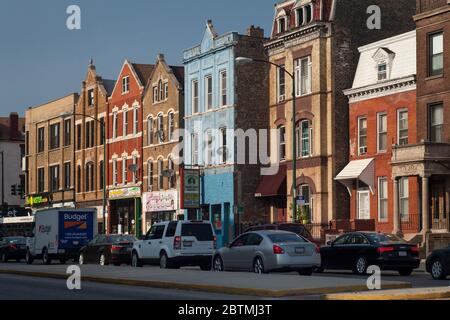 Ripresa orizzontale di una colorata fila di edifici illuminati dal sole, Pilsen Historic District, Lower West Side, Chicago, Illinois, USA Foto Stock