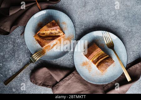 Due pezzi di torta di banana al cioccolato fatta in casa. Foto Stock