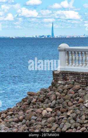 Peterhof, vista di San Pietroburgo dalla terrazza di Monplaisir, moderno paesaggio urbano Foto Stock