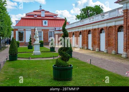 Peterhof, facciata del Palazzo Monplaisir dal Golfo di Finlandia, edificio storico restaurato Foto Stock