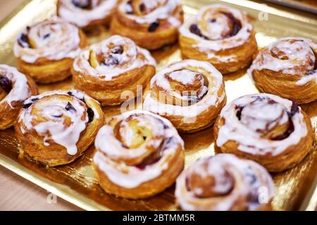 dolci con uvetta e mirtilli rossi cosparsi di glassa bianca Foto Stock