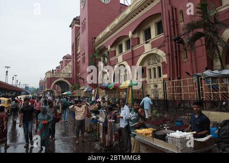 Howrah Junction, stazione ferroviaria, affollata e affollata di pendolari. Ferrovie indiane. Corsa in treno. Howrah, Kolkata, India Foto Stock