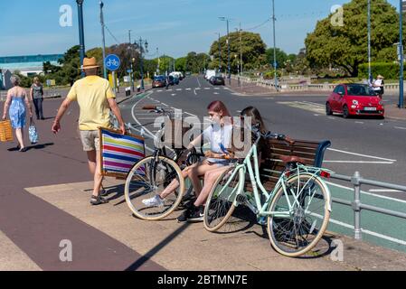 Southsea, Portsmouth, Inghilterra, Regno Unito. 26 maggio 2020. I ciclisti seduti su un sedile ignorano le linee guida del governo sulla distanza sociale non essendo 2 metri Foto Stock