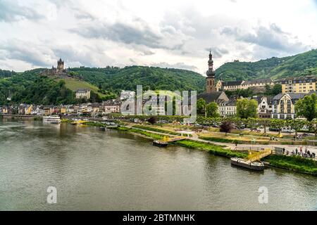 Stadtansicht mit Fluss Mosel, Pfarrkirche St. Martin und Reichsburg in Cochem, Rheinland-Pfalz, Deutschland | Vista sulla città con fiume Mosella, chiesa St Foto Stock