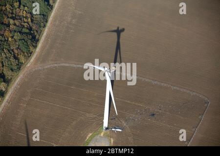 Vista aerea di una turbina eolica danneggiata in Inghilterra, Regno Unito Foto Stock