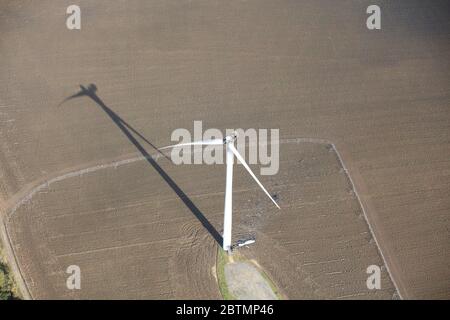 Vista aerea di una turbina eolica danneggiata in Inghilterra, Regno Unito Foto Stock