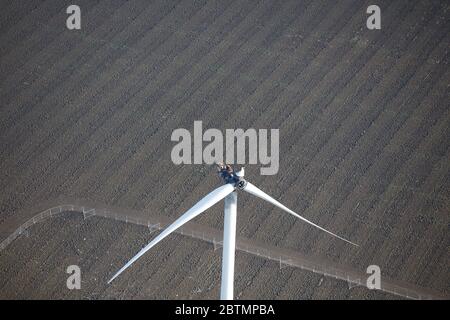 Vista aerea di una turbina eolica danneggiata in Inghilterra, Regno Unito Foto Stock