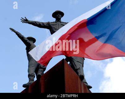 Praga, Repubblica Ceca. 27 maggio 2020. Evento cerimoniale del 78° anniversario dell'operazione Antropoid, in cui i paracadutisti cecoslovacchi hanno sferrato un attacco mortale contro l'alto funzionario nazista Reinhard Heydrich, si è svolto dall'operazione Anthropoid Memorial, angolo di Zenklova e V Holesovickach strade, Praga 8 - Liben, Repubblica Ceca, mercoledì 27 maggio 2020. Credit: Michal Krumphanzl/CTK Photo/Alamy Live News Foto Stock