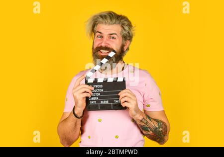 ama il suo lavoro, il tempo del cinema. Concetto di regista cinematografico. Cattura la sensazione. Attore professionista pronto per Shoot. Pronto per filmare nuova scena. Uomo con clapper cinematografico. Ragazzo bearded con clapperboard per la produzione di film. Foto Stock