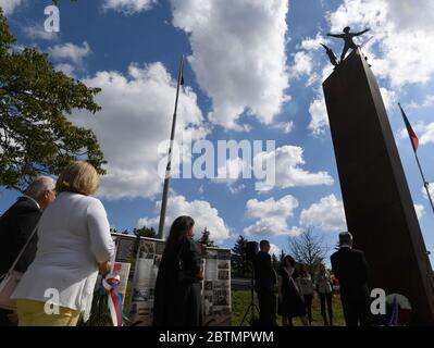 Evento cerimoniale del 78° anniversario dell'operazione Antropoid, in cui i paracadutisti cecoslovacchi hanno sferrato un attacco mortale contro l'alto funzionario nazista Reinhard Heydrich, si è svolto dall'operazione Anthropoid Memorial, angolo di Zenklova e V Holesovickach strade, Praga 8 - Liben, Repubblica Ceca, mercoledì 27 maggio 2020. (Foto CTK/Michal Krumphanzl) Foto Stock