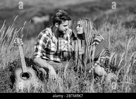 Aria fresca e sentimenti puri. Bella coppia romantica felice volti sorridenti sullo sfondo della natura. Ragazzo e ragazza con la chitarra. Escursionismo romance. Passeggiata romantica. Canzone romantica. L'amore li ispira. Foto Stock