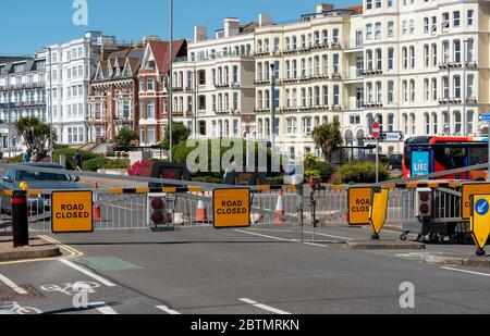 Southsea, Portsmouth, Inghilterra, Regno Unito, maggio 2020. La strada sul lungomare presso la località costiera di Southsea è chiusa al traffico durante l'epidemia di Covid-19 Foto Stock