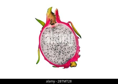 Tagliare Pitaya con semi, isolati su uno sfondo bianco. Si tratta di una frutta deliziosa. Una vista dall'alto di un layout piatto. Foto Stock