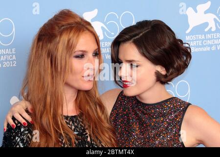 VENEZIA, ITALIA - SETTEMBRE 07: Roxane Mesquida e Josephine De la Baume frequentano la Photocall 'Bacio dei dannati' Foto Stock