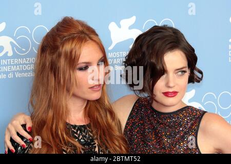 VENEZIA, ITALIA - SETTEMBRE 07: Roxane Mesquida e Josephine De la Baume frequentano la Photocall 'Bacio dei dannati' Foto Stock