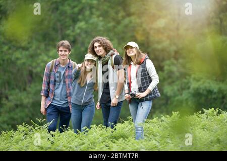 Gruppo di amici in una giornata di escursioni Foto Stock