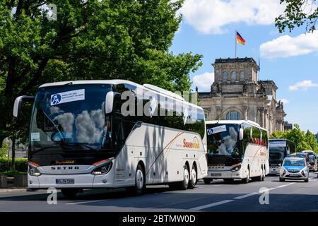 27 maggio 2020, Berlino, Berlino, Germania: Autobus e polizia si possono vedere di fronte al Reichstag tedesco edificio. Diverse associazioni nazionali di compagnie tedesche di autobus e pullman hanno chiesto una protesta a livello nazionale con il motto ''giorno di azione per salvare le compagnie di autobus e pullman''. Con la loro campagna, i conducenti di autobus e le compagnie di autobus vogliono richiamare l'attenzione su una 'situazione economica ramatica nel settore', come conseguenza della crisi di Corona. Credit: ZUMA Press, Inc./Alamy Live News Foto Stock