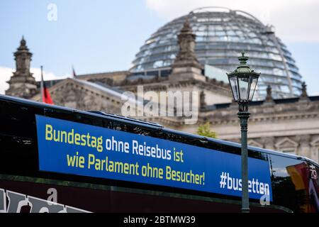 27 maggio 2020, Berlino, Berlino, Germania: Diverse associazioni nazionali di compagnie tedesche di autobus e pullman hanno chiesto una protesta a livello nazionale con il motto ''giorno dell'azione per salvare le compagnie di autobus e pullman''. Con la loro campagna, i conducenti di autobus e le compagnie di autobus vogliono richiamare l'attenzione su una 'situazione economica ramatica nel settore', come conseguenza della crisi di Corona. Credit: ZUMA Press, Inc./Alamy Live News Foto Stock