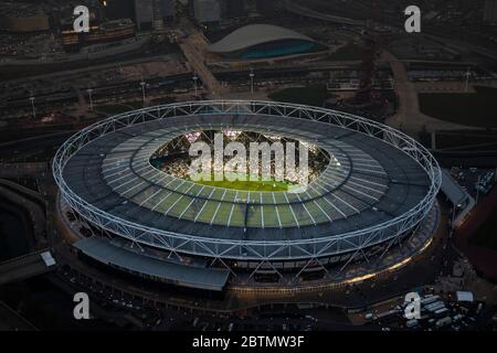 Vista aerea del London Bridge Stadium, Londra UK al Dusk Foto Stock