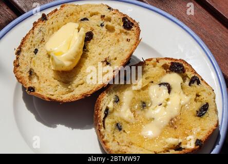 Panino di zafferano di Cornish servito caldo con burro mmm. Foto Stock