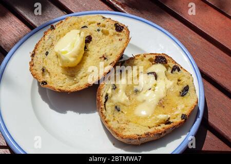 Panino di zafferano di Cornish servito caldo con burro mmm. Foto Stock