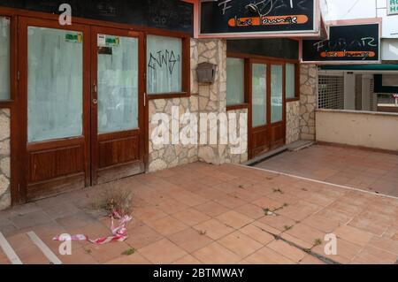 Magaluf, Isole Baleari/Spagna; MAG/15/2020: Chiusura dell'istituzione turistica a causa della crisi del Coronavirus. Riflessione di tavoli e sedie in una piscina di Foto Stock