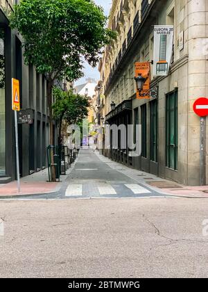 Madrid, Spagna - Maggio 12-19 2020: Vita di strada a Madrid, con persone ed edifici dopo il blocco totale a Madrid a causa di infezione da Coronavirus (COVID-19) Foto Stock