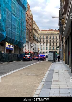 Madrid, Spagna - Maggio 12-19 2020: Vita di strada a Madrid, con persone ed edifici dopo il blocco totale a Madrid a causa di infezione da Coronavirus (COVID-19) Foto Stock