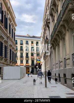 Madrid, Spagna - Maggio 12-19 2020: Vita di strada a Madrid, con persone ed edifici dopo il blocco totale a Madrid a causa di infezione da Coronavirus (COVID-19) Foto Stock