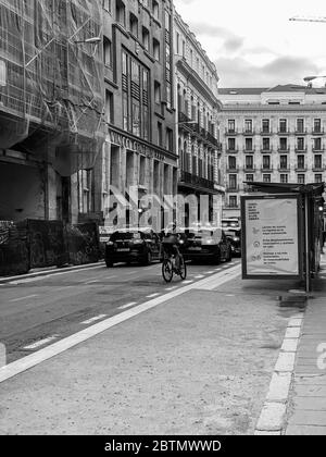 Madrid, Spagna - Maggio 12-19 2020: Vita di strada a Madrid, con persone ed edifici dopo il blocco totale a Madrid a causa di infezione da Coronavirus (COVID-19) Foto Stock