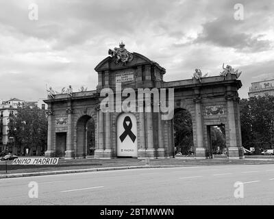 Madrid, Spagna - Maggio 12-19 2020: Vita di strada a Madrid, con persone ed edifici dopo il blocco totale a Madrid a causa di infezione da Coronavirus (COVID-19) Foto Stock