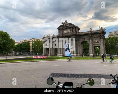 Madrid, Spagna - Maggio 12-19 2020: Vita di strada a Madrid, con persone ed edifici dopo il blocco totale a Madrid a causa di infezione da Coronavirus (COVID-19) Foto Stock