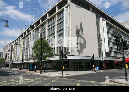 OXFORD STREET LONDRA, REGNO UNITO. 27 maggio 2020. Il negozio di punta John Lewis su Oxford Street London, che sarà riaperto. Tutti i rivenditori non essenziali potranno riaprire in Inghilterra a partire dal 15 giugno come parte dei piani governativi per agevolare ulteriormente le misure di blocco, ma sono "condizionati ai progressi nella lotta contro il coronavirus". I negozi dovranno aderire alle nuove linee guida e seguire le regole di divaricamento sociale in tutti i locali per proteggere gli acquirenti e i lavoratori dal covid-19 coronavirus Credit: amer ghazzal/Alamy Live News Foto Stock