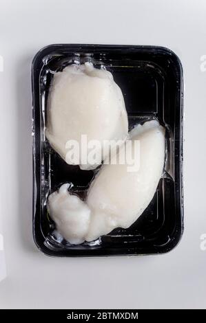 Vassoio di seppie intere surgelate. Scatto in testa Foto Stock