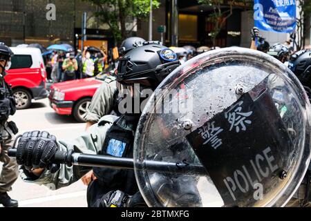 Hong Kong, Cina. 27 maggio 2020. La polizia riota arriva e disperde le persone che partecipano alla protesta contro la seconda lettura del National Anthem Bill. Se questo disegno di legge passasse in legge, coloro che ''insult'' l'inno potrebbe affrontare fino a tre anni di prigione e/o multe fino a 50,000 HK di credito: Keith Tsuji/ZUMA Wire/Alamy Live News Foto Stock