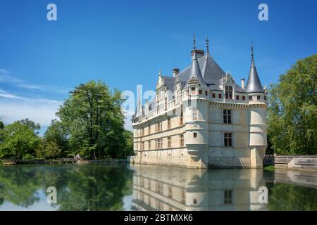 Pittoresco castello di Azay-le-Rideau con riflessi d'acqua, Valle della Loira, Francia Foto Stock