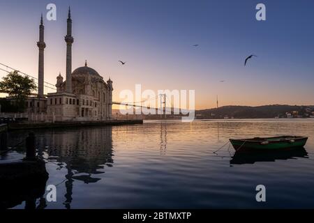 Ortakoy Istanbul paesaggio panoramico bella alba Ortakoy Moschea e Bosforo Ponte, Istanbul Turchia. Migliore destinazione turistica di Istanbul. R Foto Stock
