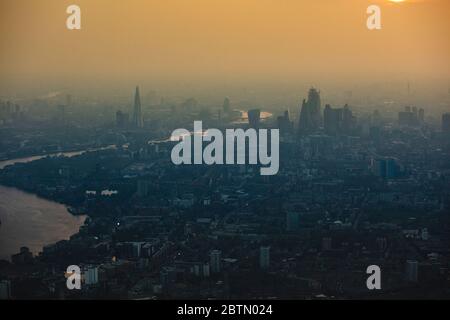 Skyline della città di Londra al tramonto Foto Stock