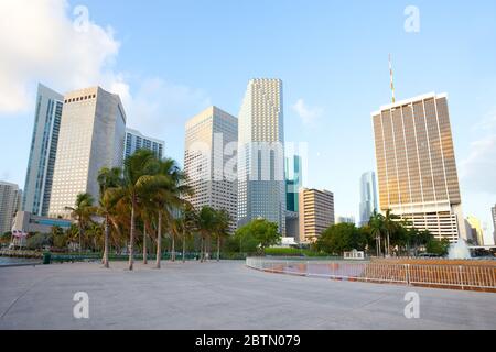 Bayfront Park e la skyline del centro, Miami, Florida, Stati Uniti d'America Foto Stock