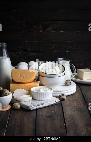 Una varietà di prodotti agricoli. Latticini e latticini assortiti Foto Stock
