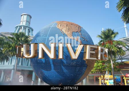 SINGAPORE - 7 OTTOBRE 2015: Universal Studios Singapore parco a tema globo sull'isola di Sentosa Foto Stock
